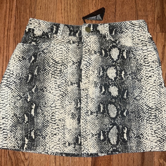 NWT Le Lis Snake Skin Mini Skirt Size Small - Picture 2 of 6